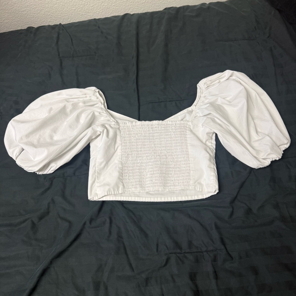 Abercrombie & Fitch White Puff-Sleeve Crop Top with Front Ring Detail - Picture 7 of 8